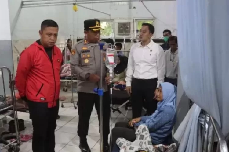 Kapolres Sukabumi AKBP Samian dan Camat Palabuhanratu Deni Yudhono saat menjenguk korban dugaan keracunan massal. (UM)