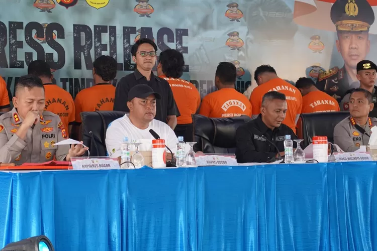 Polres Bogor dan Polresta Bogor Kota saat konferensi pers pengungkapan kasus preman berkedok matel di Polres Bogor, Cibinong, Kabupten Bogor, Jumat, 9 Mei 2025. (Diskominfo)