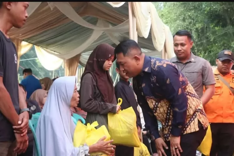 operasi pasar murah di Lapangan Palagan Bojongkokosan, Kecamatan Parungkuda, Jumat, 9 Mei 2025. (UM)