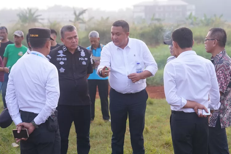 Bupati Bogor Rudy Susmanto saat meninjau venue motorcross yang berada di kawasan Stadion Pakansari Cibinong, Kabupaten Bogor,&nbsp;Jumat, 9 Mei 2025. (Arifin - Metropolitan)