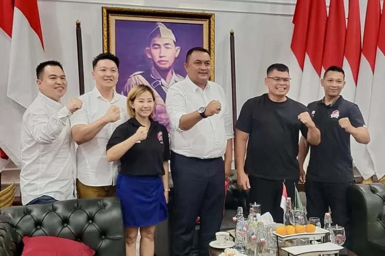 Bupati Bogor Rudy Susmanto saat bertemu legenda tinju Indonesia Chris John dkk di di Pendopo Bupati, Cibinong, Kabupaten Bogor, Jumat, 10 Mei 2025. (Ist)