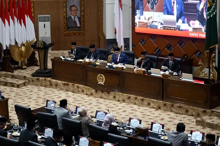 Pemkab Bogor dan DPRD saat rapat paripurna di gedung DPRD Kabupaten Bogor, Jumat, 10 Mei 2025. (Arifin - Metropolitan)