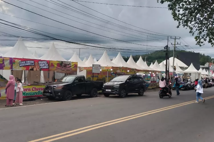 Suasana area bazar UMKM di acara Hari Nelayan Palabuhanratu ke-65.