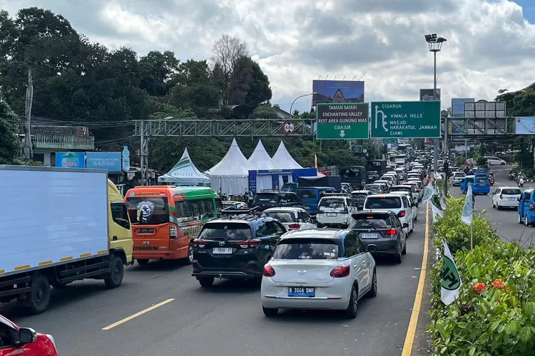 Kondisi arus lalu lintas di kawasan Puncak Bogor dipadati kendaraan.  (Fahriza Metropolitan)