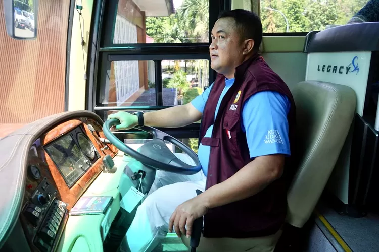 Bupati Bogor Rudy Susmanto menjajal bus milik Pemkab Bogor, Minggu, 11 Mei 2025. Bus ini rencananya bakal disulap menjadi bus wisata gratis untuk masyarakat. (Arifin - Metropolitan)
