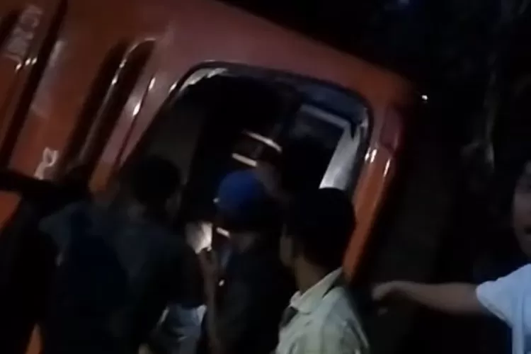 Bus rombongan wisatawan yang terlibat kecelakaan di Pandeglang, Banten. (Tangkapan layar)