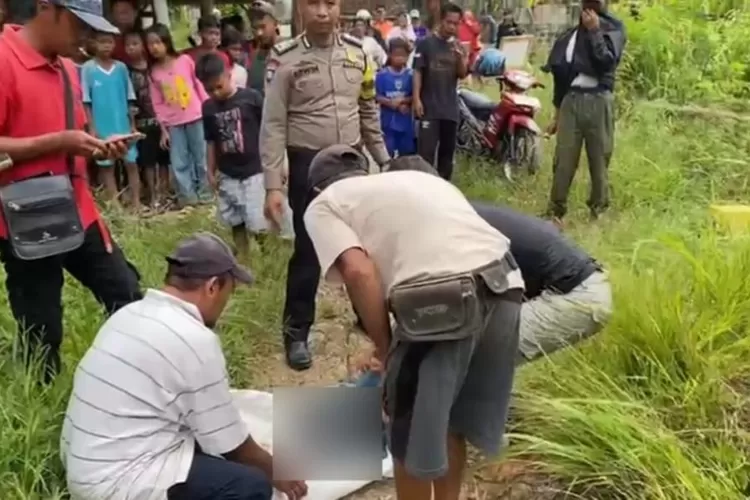 Warga mengevakuasi mayat bayi yang ditemukan di Kampung Babakan, Desa Tenjojaya, Kecamatan Cibadak, Kabupaten Sukabumi (Ist)