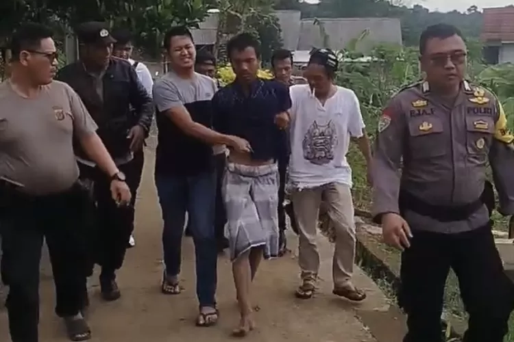 Polsek Cijeruk menangkap terduga pelaku pembunuhan mantan ketua RW yang sudah buron 4 tahun, Senin, 12 Mei 2025. (Tangkapan layar)