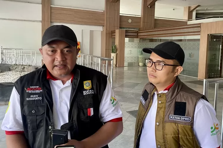 Bupati Bogor Rudy Susmanto usai pembahasan audit BPK bersama para kepala sekolah di Gedung Setda Kabupaten Bogor, Cibinong, Selasa, 13 Mei 2025. (Arifin - Metropolitan)