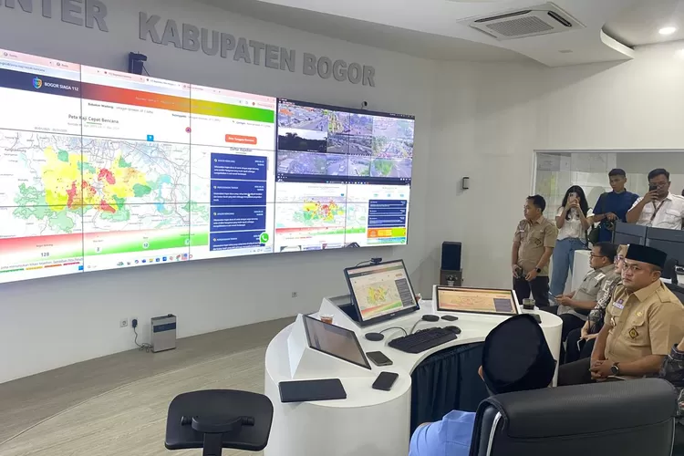 Bupati Bogor Rudy Susmanto saat mengunjungi Command Center 112 di Komplek Sekretariat Daerah, Cibinong, Rabu, 14 Mei 2025. (Arifin - Metropolitan)