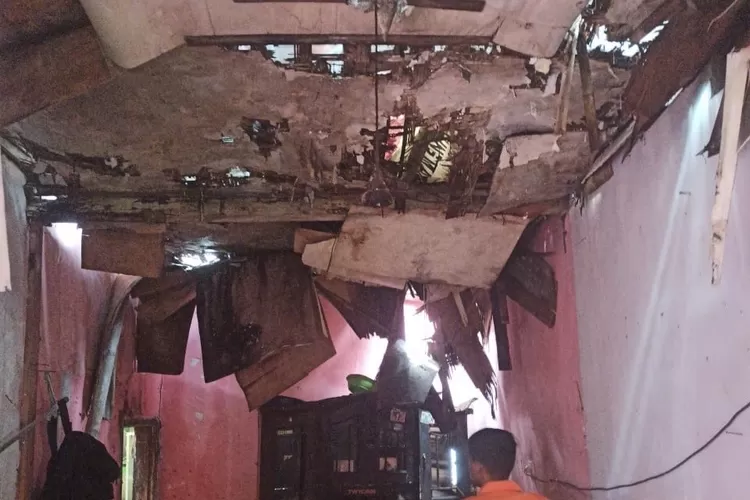 rumah warga di Desa Cihideungi Ilir, Kecamatan Ciampea, Kabupaten Bogor ambruk diterjang hujan deras dan angin kencang. (BPBD)