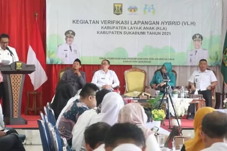 Bupati Sukabumi H. Asep Japar saat menyambut tim verifikasi lapangan hybrid KLA di Pendopo Sukabumi, Rabu, 14 Mei 2025. (UM)