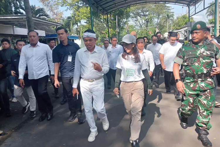Menkomdigi RI Meutya Hafid dan Gubernur Jawa Barat Dedi Mulyadi saat meninjau lokasi program pendidikan karakter di Resimen Armed 1 Sthira Yudha, Kabupaten Purwakarta, Rabu 14 Mei 2025.  (Foto: Metropolitan)