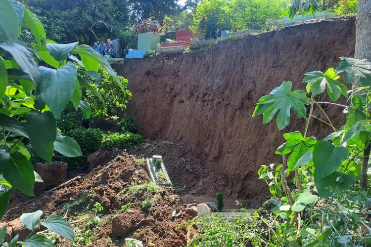 Kondisi tanah longsor yang membawa makam di tanah pemakaman wakaf.  (Dok BPBD Kota Bogor)