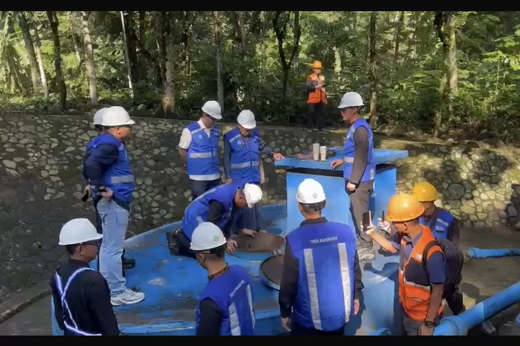 Bupati Bogor Rudy Susmanto saat mengecek Mata Air Ciburial, Ciomas, Kabupaten Bogor, Kamis, 15 Mei 2025. (Panca)