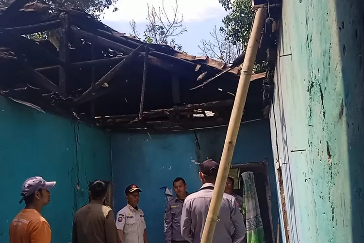 Rumah warga di kampung Gajud, Desa Pasir Jaya, Kecamatan Cigombong, Kabupaten Bogor ludes akibat kebakaran. (Anto)