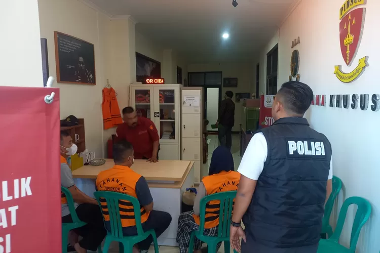 Polres Sukabumi menyerahkan tiga tersangka kasus korupsi IKM sutra ke&nbsp;Kejari Kabupaten Sukabumi, Rabu, 14 Mei 2025. (Ist)