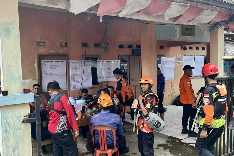 Tim SAR gabungan saat bersiap melakukan pencarian bocah 4 tahun yang hanyut terbawa arus di saluran drainase di Perumahan Alam Tirta, Desa Pagelaran, Kecamatan Ciomas, Kabupaten Bogor. (Fahriza)