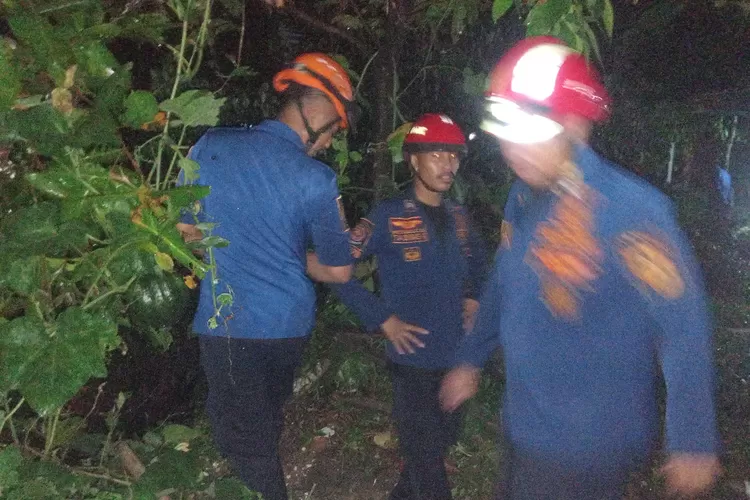 Petugas Damkar saat melakukan pencarian bocah hanyut di di Perumahan Alam Tirta, Pagelaran, Kecamatan Ciomas, Kabupaten Bogor, Kamis, 15 Mei 2025. (Damkar)