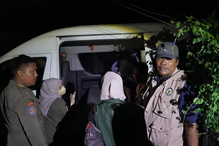 Satpol PP Kabupaten Bogor mengamankan sejumlah wanita diduga PSK saat razia kontrakan di wilayah Cibinong, Kamis, 15 Mei 2025 malam. (Satpol PP)