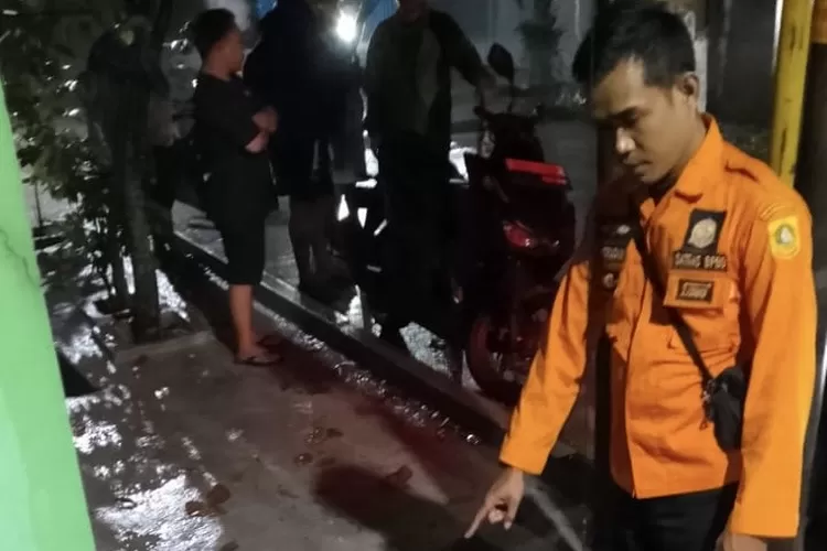 Pencarian korban hanyut di saluran drainase di Perumahan Alam Tirta, Desa Pagelaran, Kecamatan Ciomas, Kabupaten Bogor, Kamis, 16 Mei 2025 malam. (BPBD)