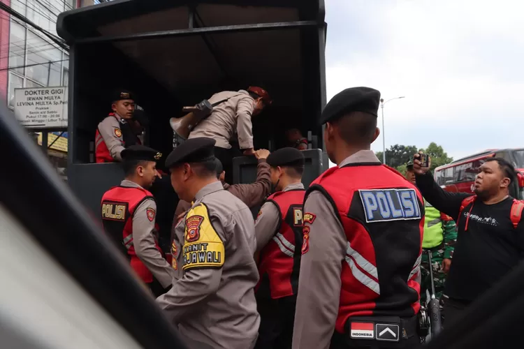 Polres Bogor mengamankan puluhan pelaku premanisme saat razia gabungan di wilayah Cibinong, Kabupaten Bogor, Jumat, 16 Mei 2025. (Polres Bogor)