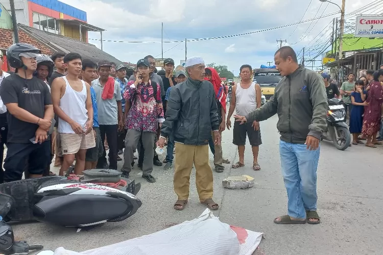 Seorang siswi SMK tewas akibat kecelakaan di Jalan Pasar Cicangkal, Sukamulya, Kecamatan Rumpin, Kabupaten Bogor, Jumat, 16 Mei 2025. (Nasir)