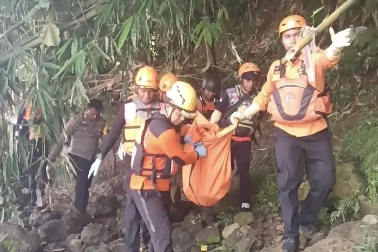 Tim SAR gabungan mengevakuasi jenazah korban hanyut yang ditemukan di aliran Sungai Cisadane, Kecamatan Ciseeng, Kabupaten Bogor, Sabtu, 17 Mei 2025. (BPBD)