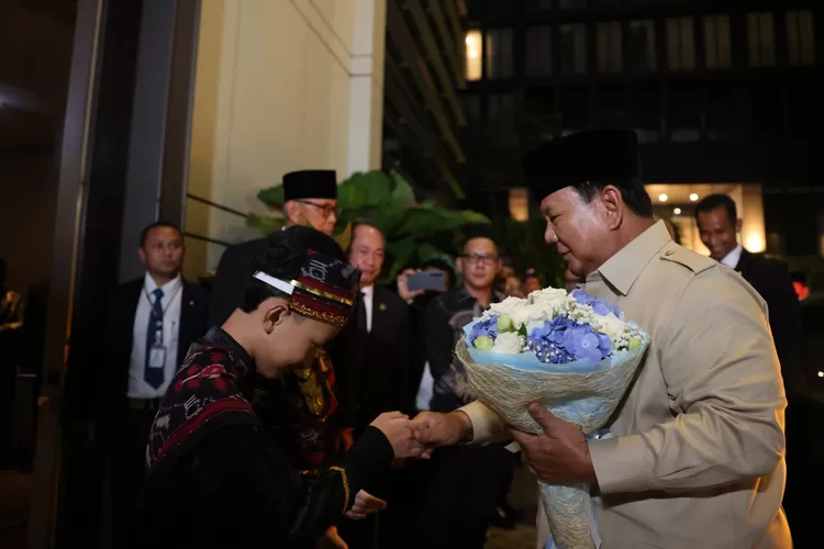 Presiden RI Prabowo Subianto mendapat titipan dari dua bocah diaspora begitu baru sampai dan mendarat di Thailand. (JPP)