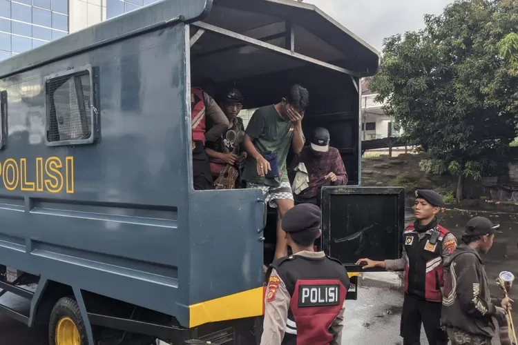 Petugas gabungan mengamankan sejumlah juru parkir liar hingga pengamen saat razia premanisme di wilayah Cibinong, Sukaraja hingga Sentul, Kabupaten Bogor, Senin, 19 Mei 2025. (Ist)