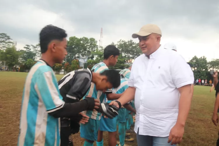 Bupati Bogor Rudy Susmanto saat menghadiri pertandingan final Pekan Olahraga Desa (Pordes) U-18 Kecamatan Citeureup di Lapangan Stadion Mini Hambalang, Kecamatan Babakanmadang, Kabupataten Bogor, Minggu, 18 Mei 2025. (Diskominfo)