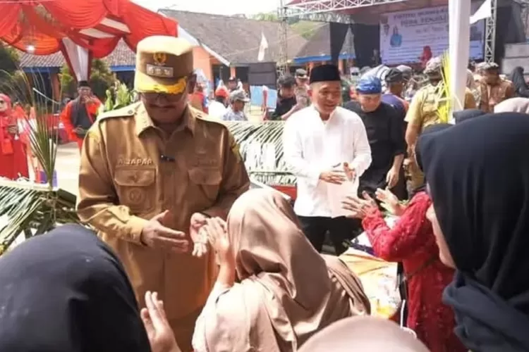 Bupati Sukabumi Asep Japar saat menghadiri peringatan HUT ke-40 Desa Tenjojaya, Kecamatan Cibadak, Kabupaten Sukabumi di Aula Desa Tenjojaya, Senin, 19 Mei 2025. (UM)