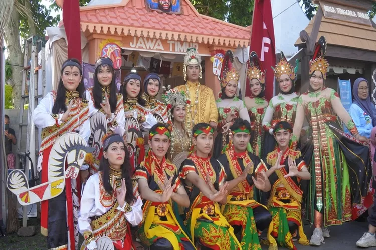 Potret booth Jatimatra yang menampilkan budaya khas Jawa Timur di acara Festival Budaya Nusantara ke-16, di Alun-alun Bogor Minggu (18/05/25). (Istimewa)