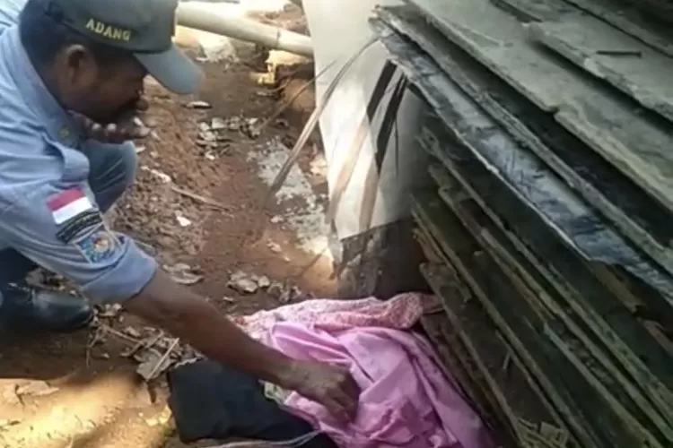 Penemuan bayi di bawah tumpukan material bangunan di Desa Cijayanti, Kecamatan Babakanmadang, Kabupaten Bogor, Selasa, 20 Mei 2025. (Tangkapan layar)