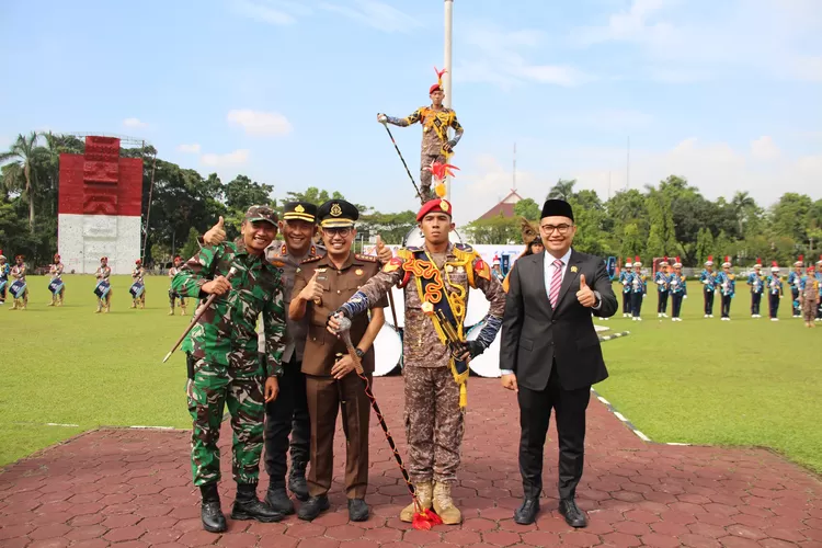 Ketua DPRD Kabupaten Bogor Sastra Winara (pojok kanan) saat peringatan Hari Kebangkitan Nasional di Lapangan Tegar Beriman, Kecamatan Cibinong, Kabupaten Bogor, Selasa, 20 Mei 2025. (DPRD)