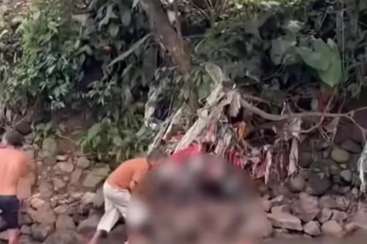 Penemuan sesosok pria di&nbsp;Kali Ciluar, Desa Cimandala, Kecamatan Sukaraja, Kabupaten Bogor, Rabu, 21 Mei 2025. (Ist)