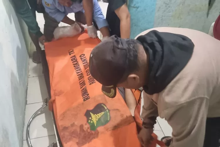 Petugas mengevakuasi jenazah warga di Desa Bojong Indah, Kecamatan Parung, Kabupaten Bogor. (Nasir)