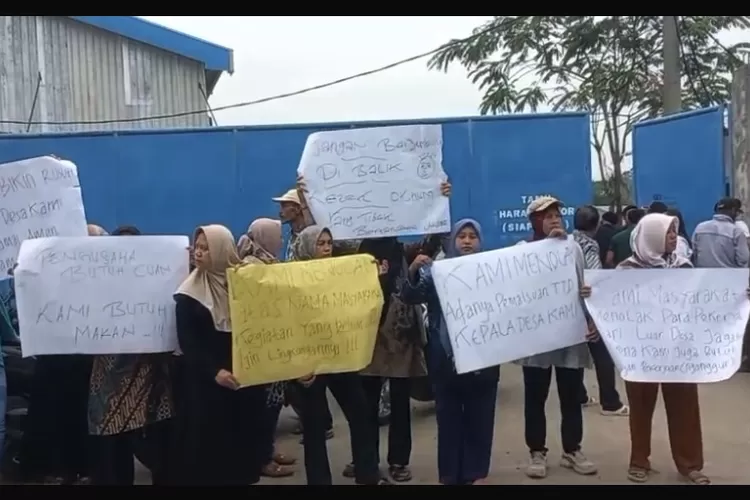 Warga menggelar unjuk rasa di gerbang perusaah beton pracetak di&nbsp;Desa jagabaya, Kecamatan Rumpin, Kabupaten Bogor, Rabu, 21 Mei 2025. (Nasir)