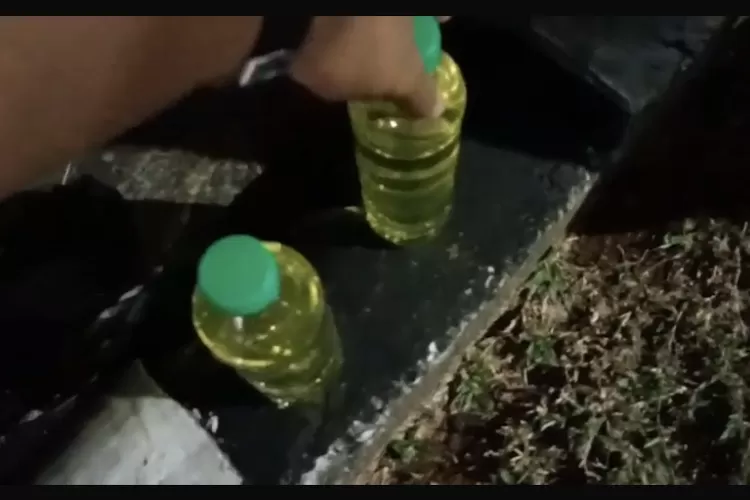 Barang bukti miras yang diamankan dari belasan pelajar di area Stadion Pakansari Cibinong, Kabupaten Bogor. (Tangkapan layar)