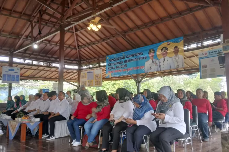 Suasana dalam kegiatan wawancara program penguatan Kampung KB di Kebun Inti Farm Bogor Sindangbarang, Kecamatan Bogor Barat pada Rabu, 21 Mei 2025. (Rosella Metropolitan)