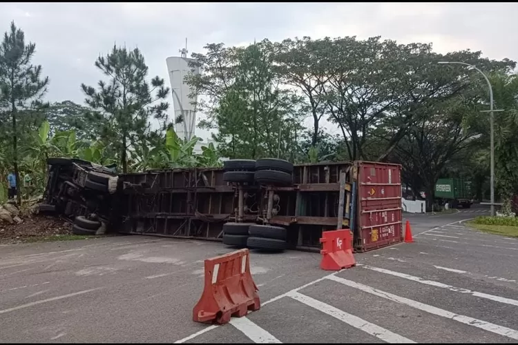kecelakaan truk kontainer di Jalan Bukit Intan Golf Cijayanti, Kecamatan Babakanmadang, Kabupaten Bogor, akhirnya bisa dievakuasi. (Ist)