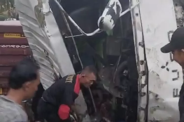 Kecelakaan truk kontainer di Jalan Raya Sentul Selatan, tepatnya di depan Jungle Land, Kecamatan Babakanmadang, Kabupaten Bogor, Kamis, 22 Mei 2025 pagi. (Tangkapan layar)