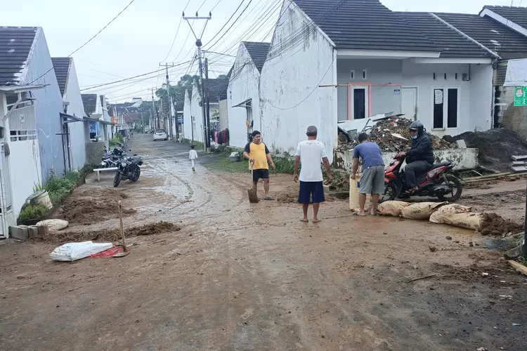 Kondisi Perumahan Tiara Regency, Desa Limbangan, Kecamatan Sukaraja, Kabupaten Bogor usai longsor. (UM)