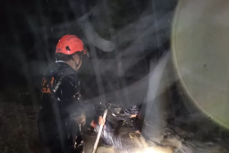 BPBD Kota Sukabumi saat melakukan penanganan bencana banjir. (UM)