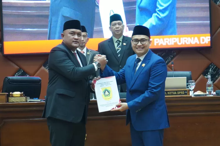Bupati Bogor Rudy Susmanto menyerahkan dokumen tiga raperda saat rapat paripurna di DPRD Kabupaten Bogor, Jumat, 23 Mei 2025. (Diskominfo)