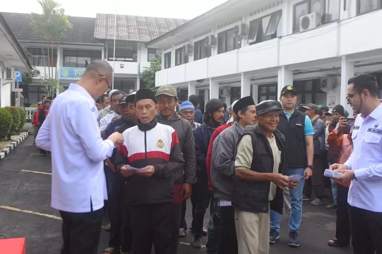 Tukang becak hingga kusir delman menerima bantuan di Halaman Setda Kota Sukabumi, Jumat, 23 Mei 2025. (UM)