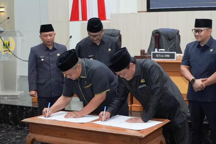 DPRD Kabupaten Sukabumi bersama Pemkab Sukabumi menyetujui Raperda tentang perubahan nama dan status hukum Perumda BPR Sukabumi menjadi Perseroda dengan nama PT Bank Perekonomian Rakyat Sukabumi. (UM)