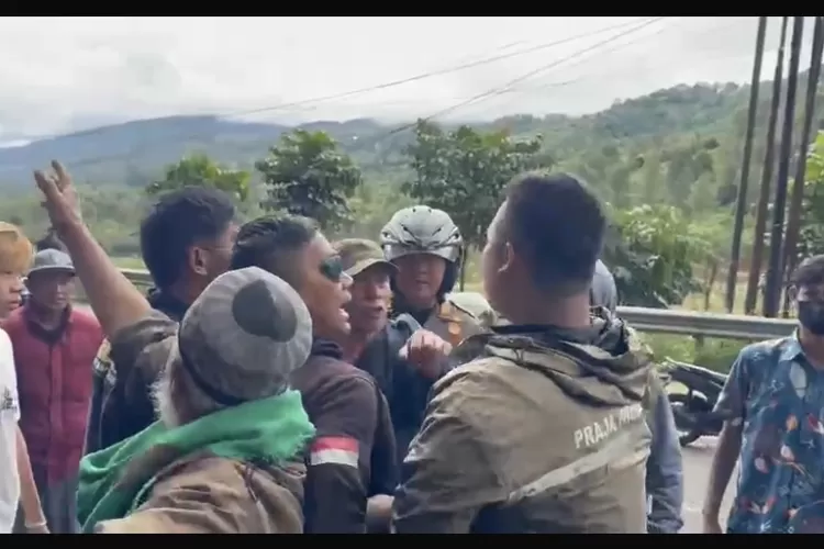 Ketegangan sempat terjadi antara pedagang dan petugas saat penertiban PKL di kawasan Puncak, Kabupaten Bogor. (Tangkapan layar)