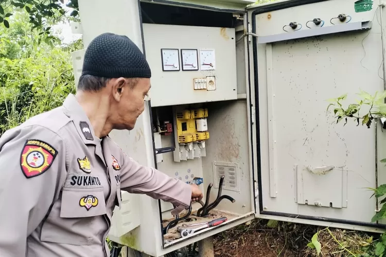 Polisi mengecek gardu PLN di Kampung Buniwangi, Desa Sukarasa, Kecamatan Tanjungsari, Kabupaten Bogor yang kabelnya dicuri maling. (Polres Bogor)