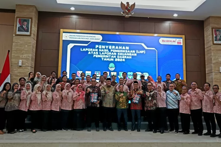 Jajaran Pemkab Bogor foto bersama usai menerima opini WTP dari BPK RI perwakilan Jabar di Bandung, Senin, 26 Mei 2025. (Diskominfo)